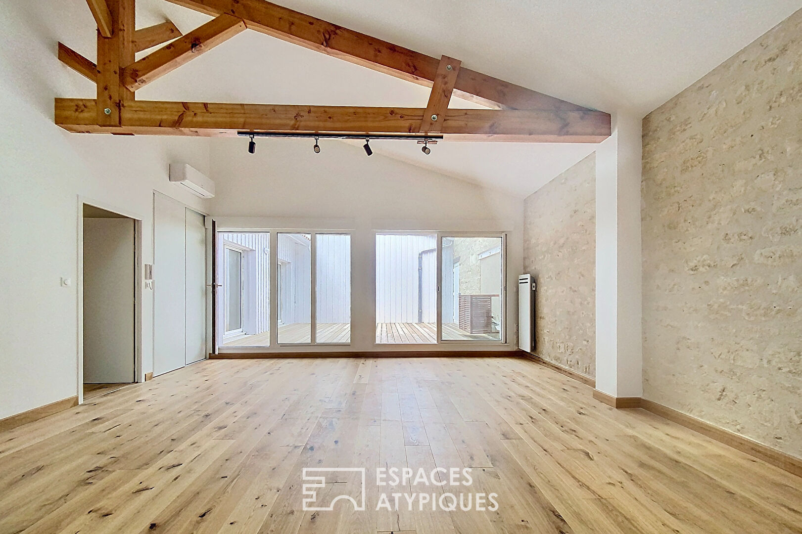 Renovated family apartment with terrace in the heart of Chartrons