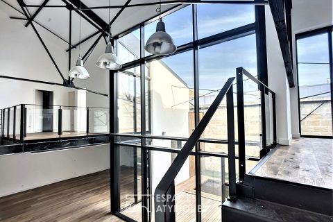 Sculptural loft with terrace and swimming pool in Les Chartrons