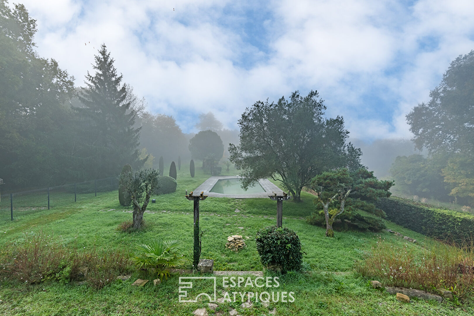 La chartreuse avec dépendance et piscine au coeur de son parc arboré