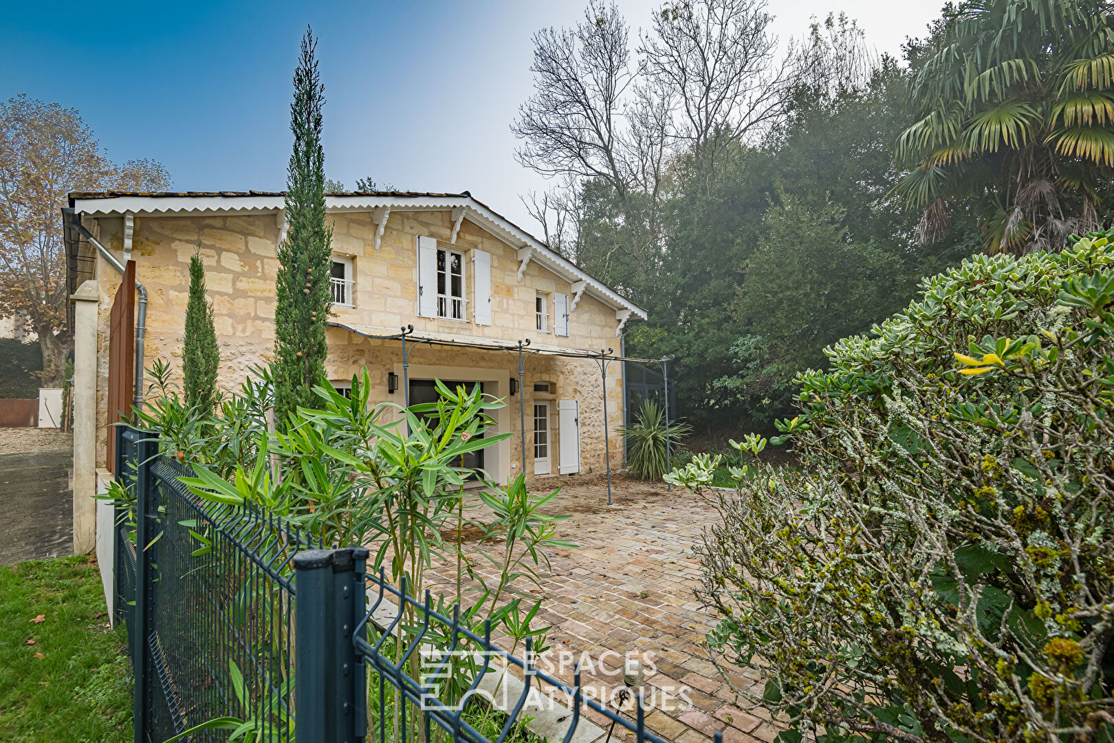 La chartreuse avec dépendance et piscine au coeur de son parc arboré