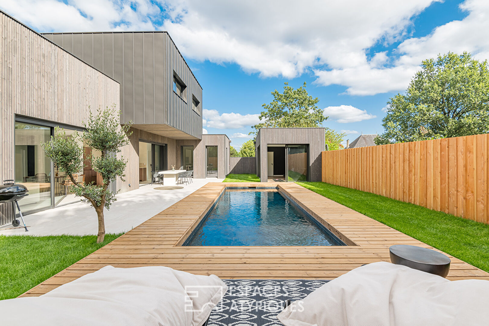 Architect-designed house with swimming pool and garage