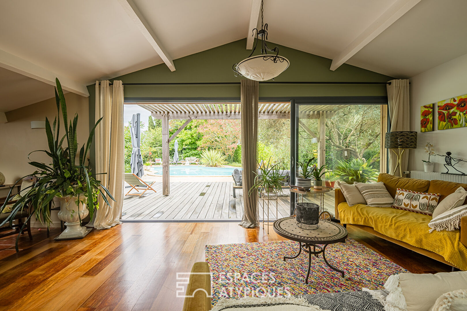 Charmingly renovated property, between woods and vines