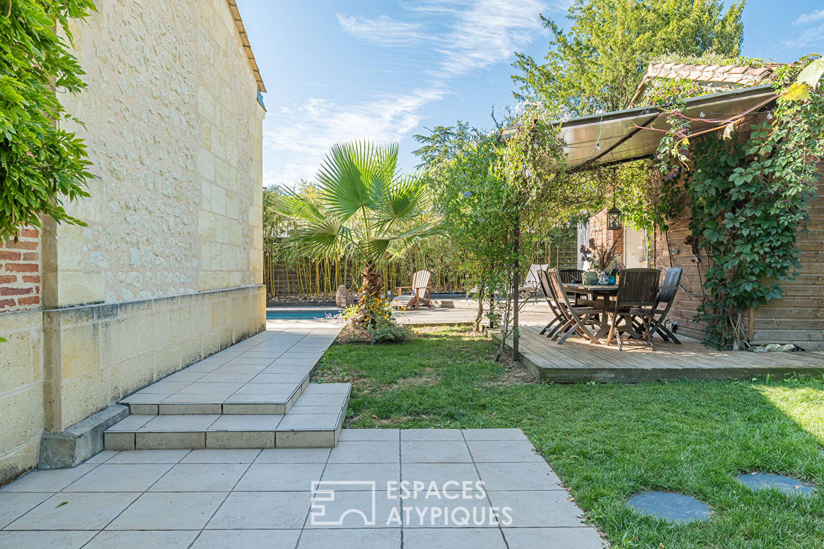 Ancien chai en pierre réhabilité avec jardin et piscine