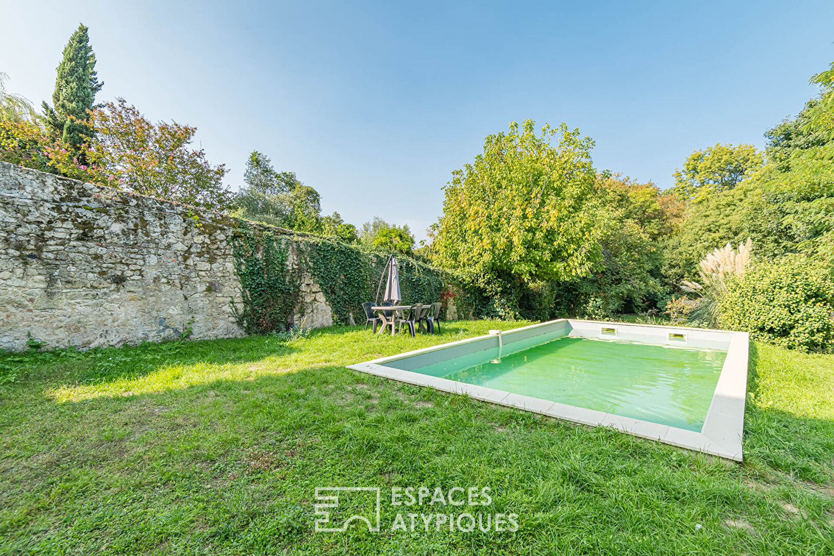 Maison bourgeoise avec grand jardin et piscine en centre ville