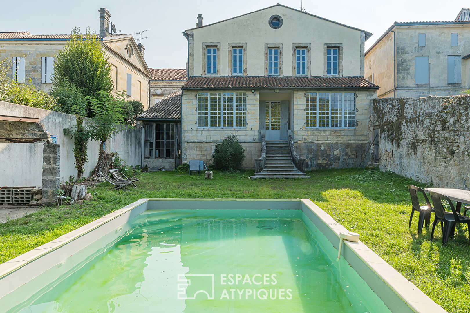 Maison bourgeoise avec grand jardin et piscine en centre ville