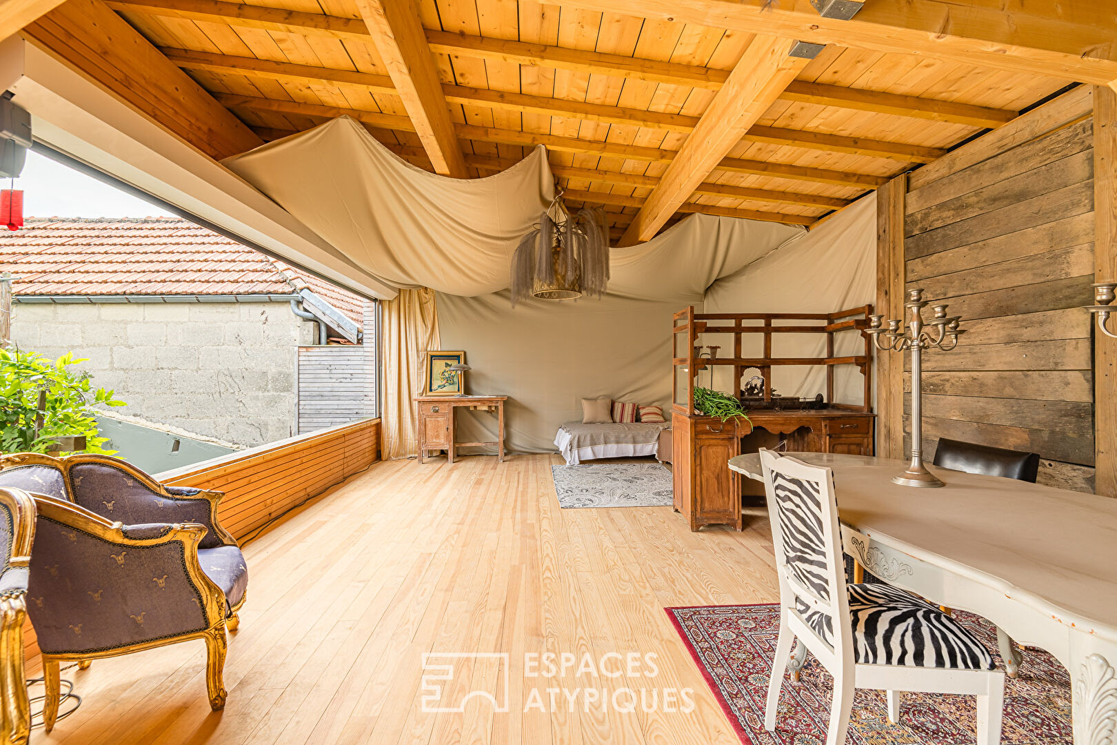 Stone house with a very contemporary design in ARVEYRES