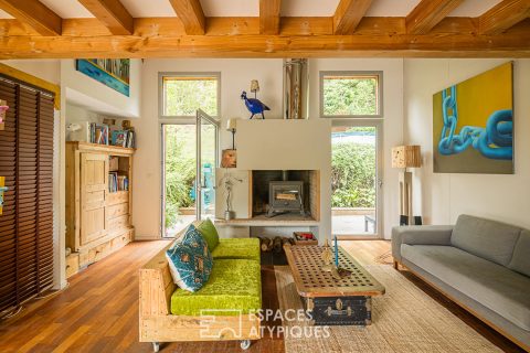 Maison d’architecte en bois dans les arbres