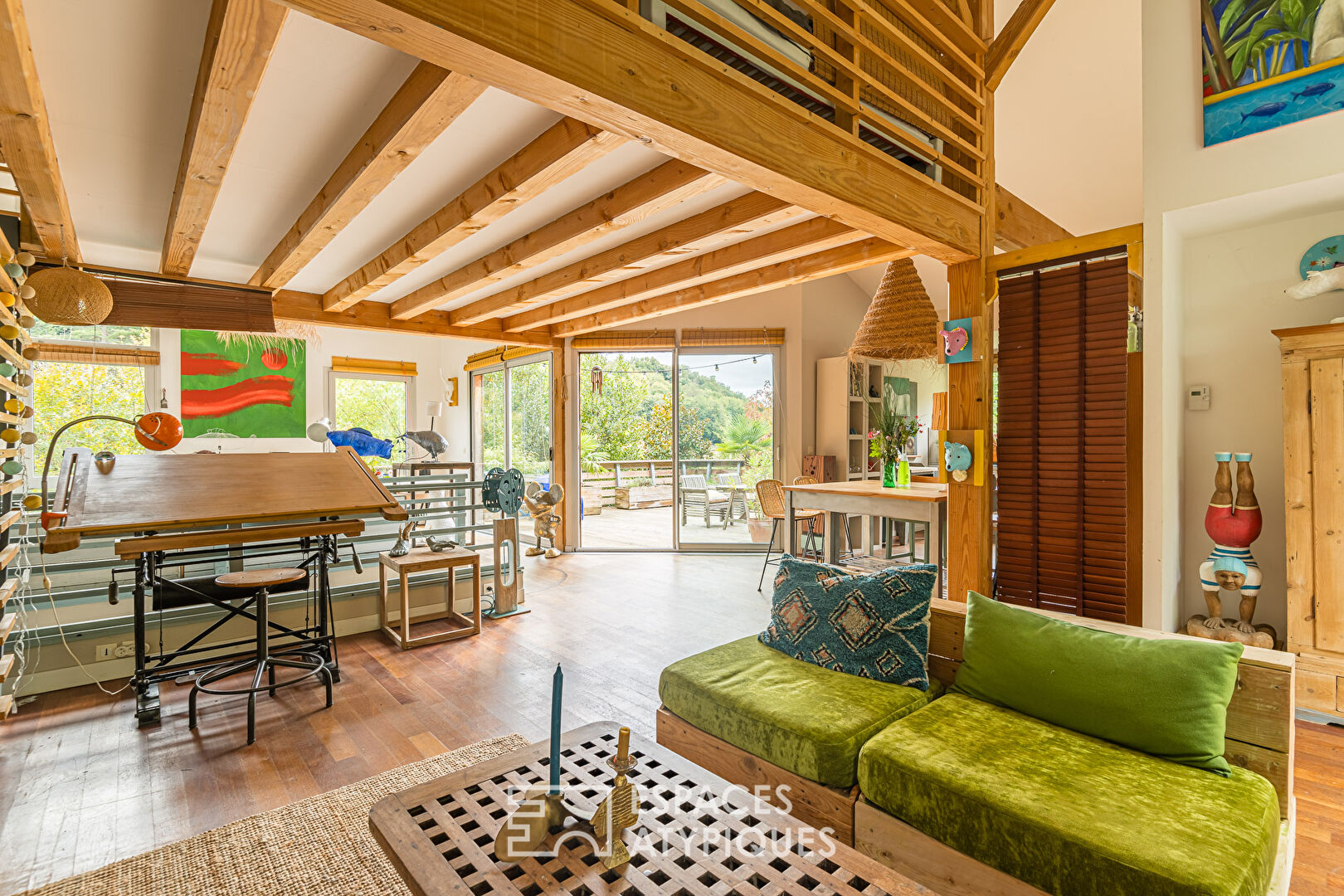 Maison d’architecte en bois dans les arbres