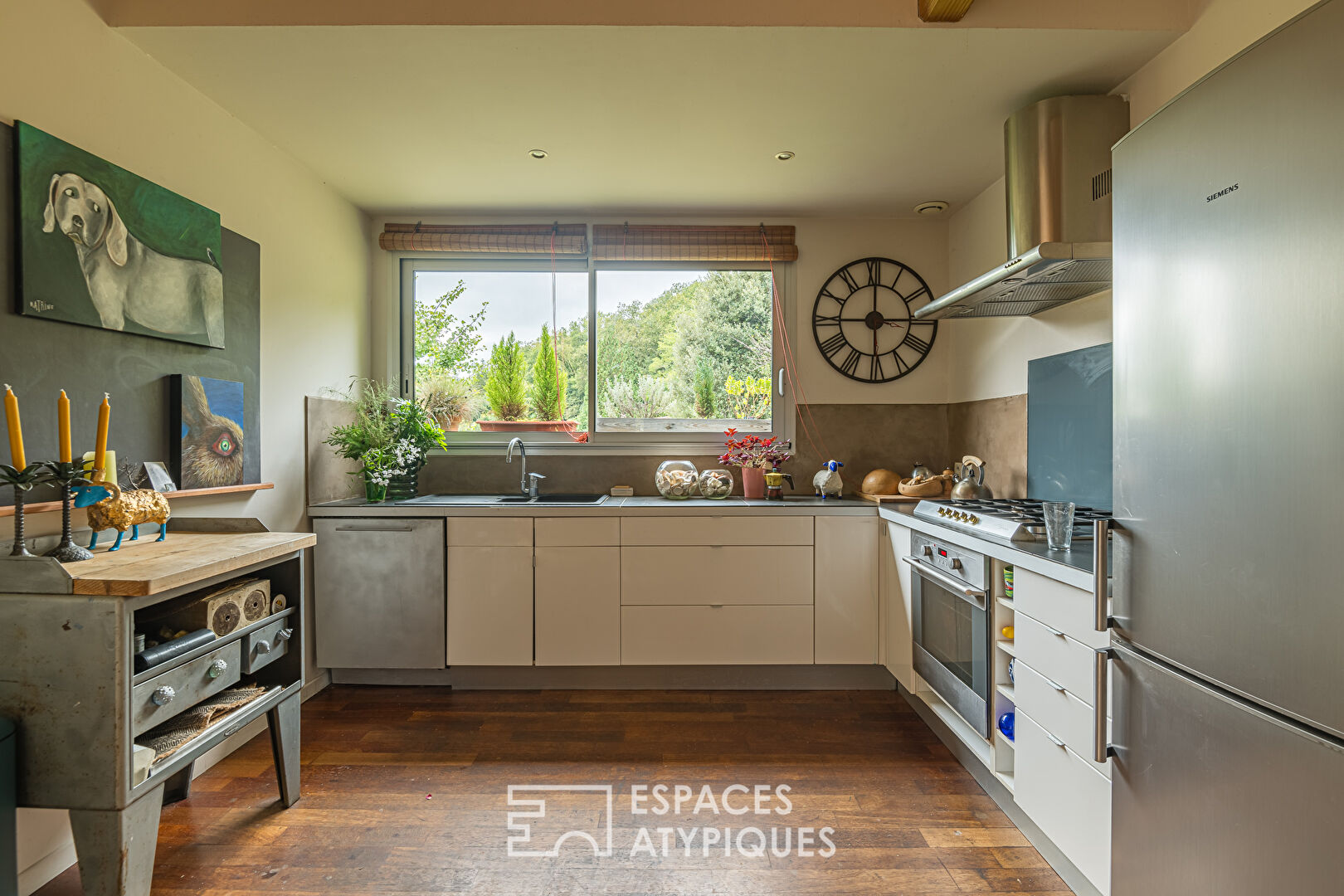 Maison d’architecte en bois dans les arbres