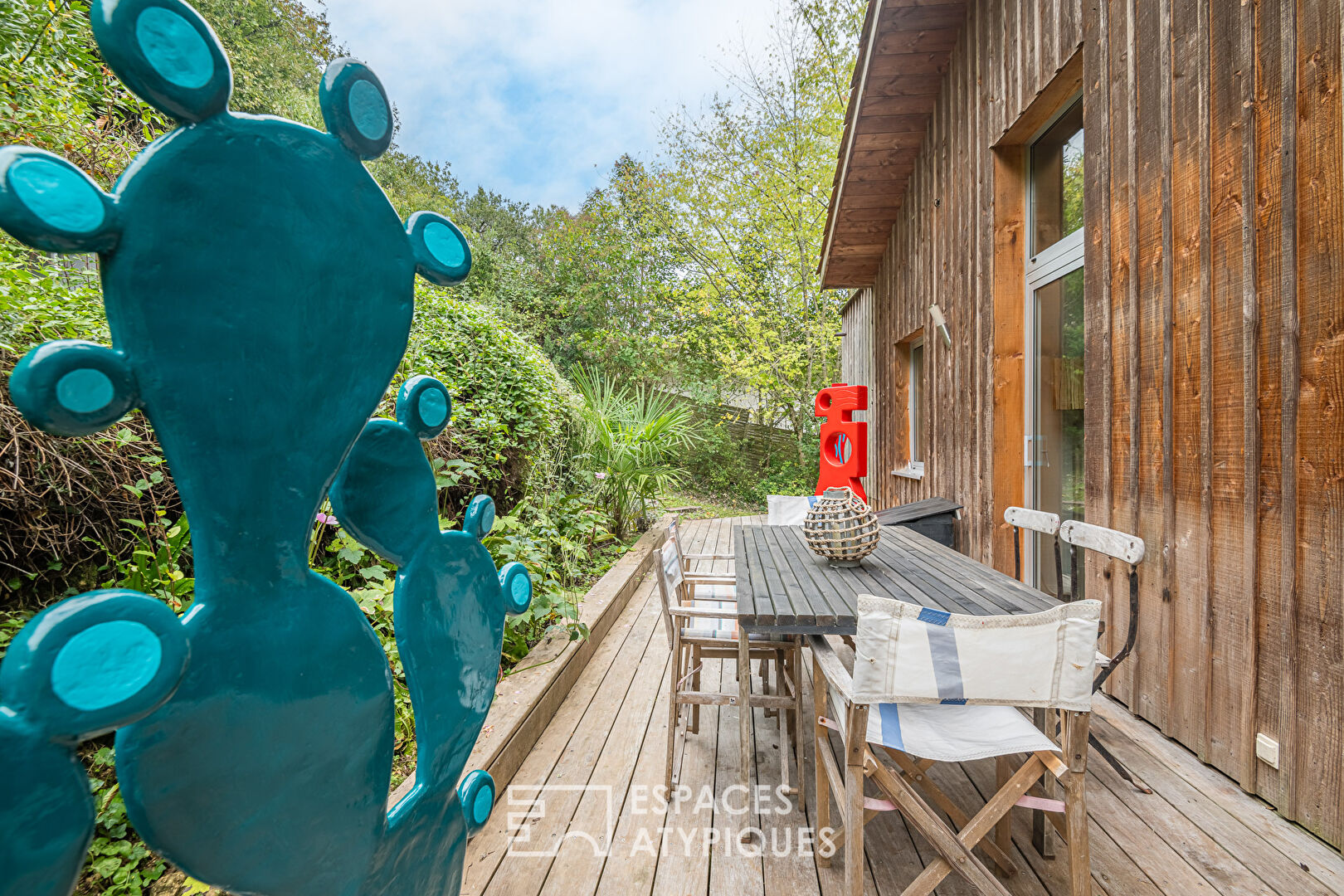 Maison d’architecte en bois dans les arbres