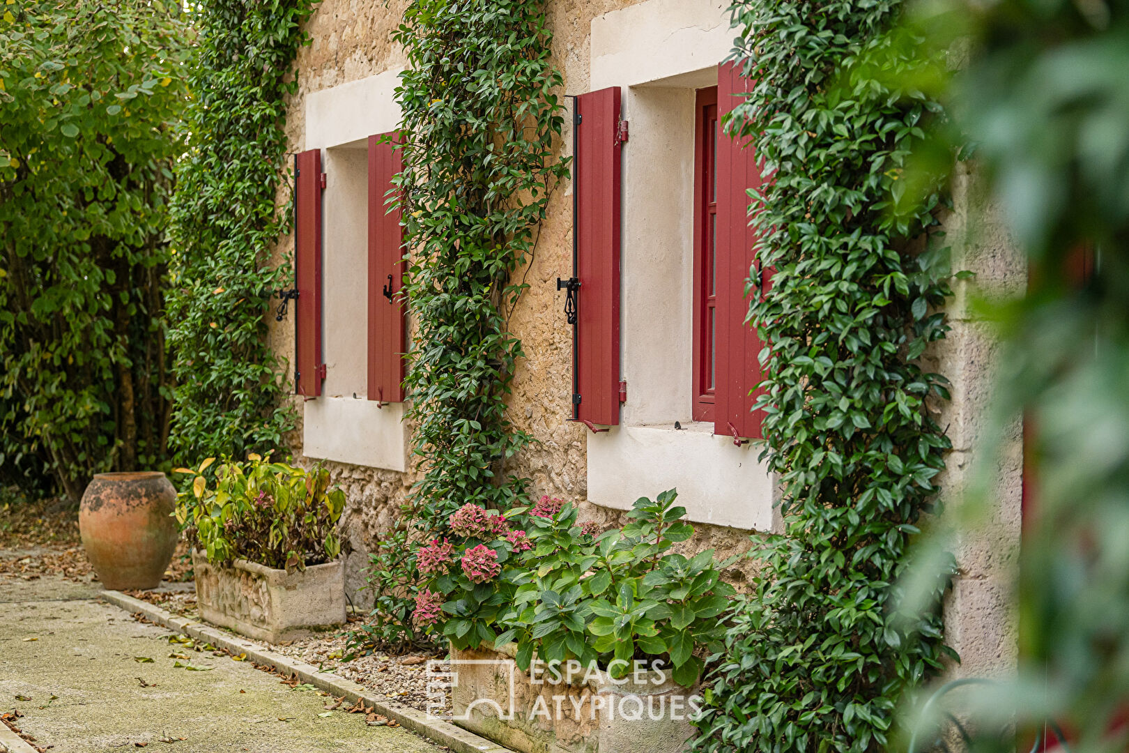 Maison de Maître en pierre avec piscine et dépendance