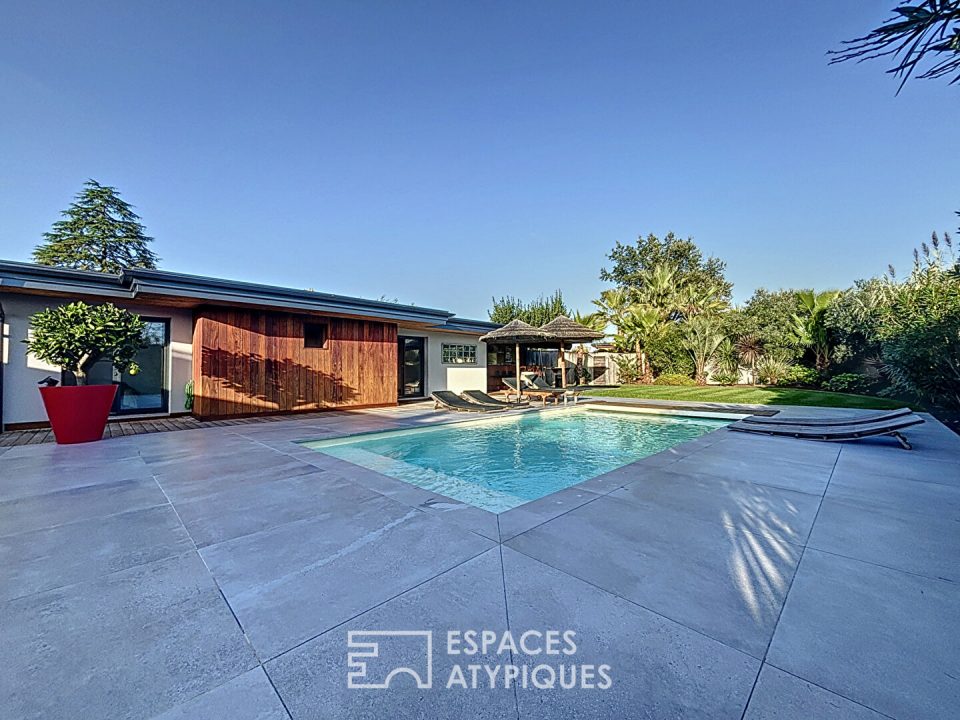 Villa Contemporaine avec Piscine au Coeur d'un Jardin Paysagé à Pessac