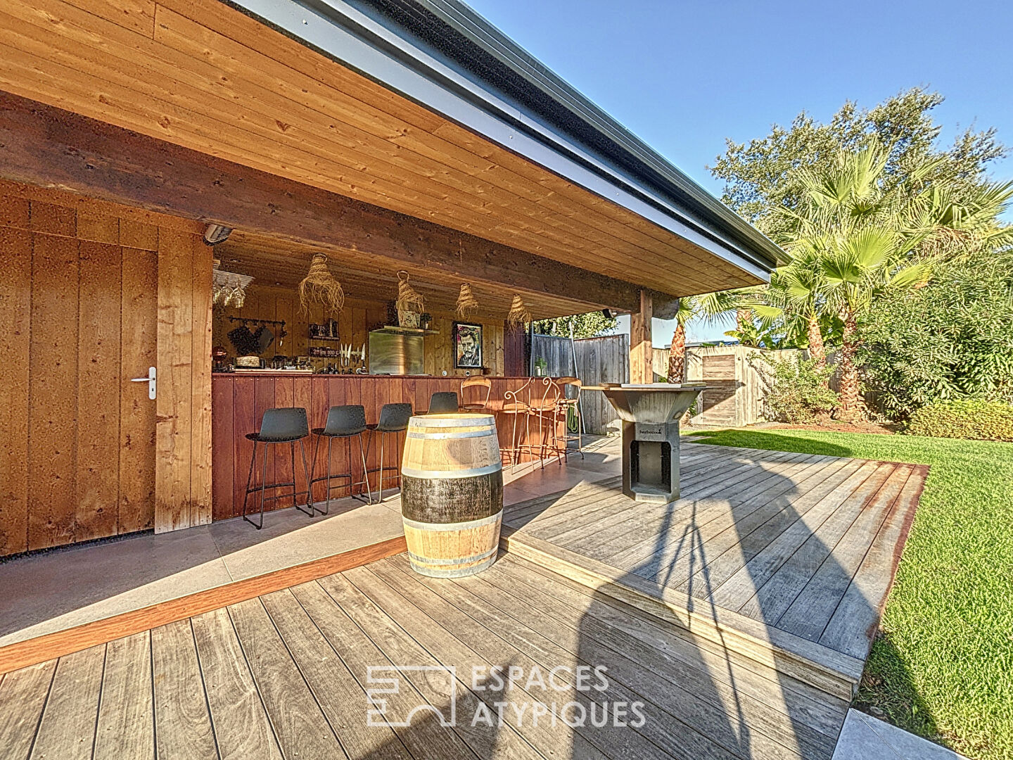 Villa contemporaine avec piscine au coeur d’un jardin paysagé