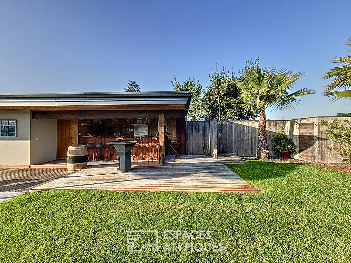 Villa contemporaine avec piscine au coeur d’un jardin paysagé