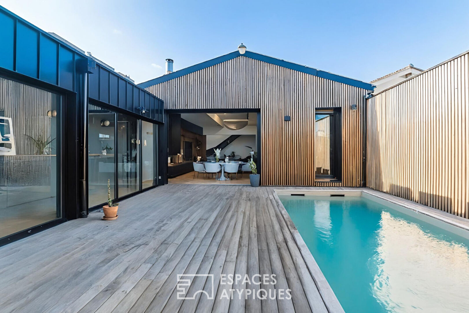 Ancien garage transformé en loft avec piscine et garage