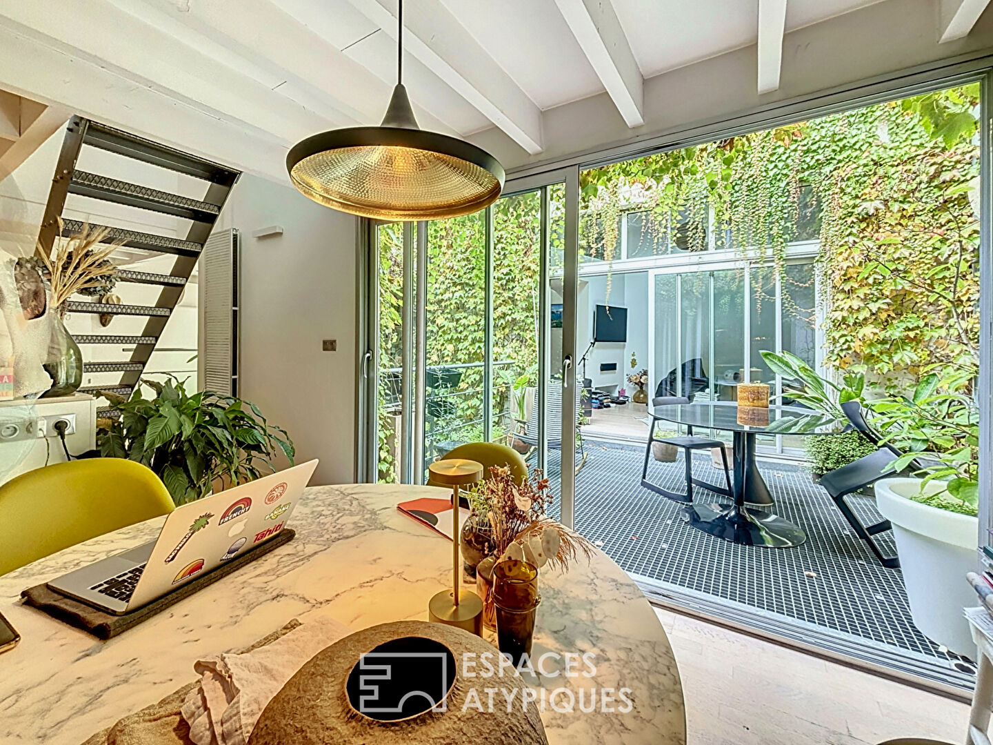 Triplex loft with planted patio, swimming pool and solarium