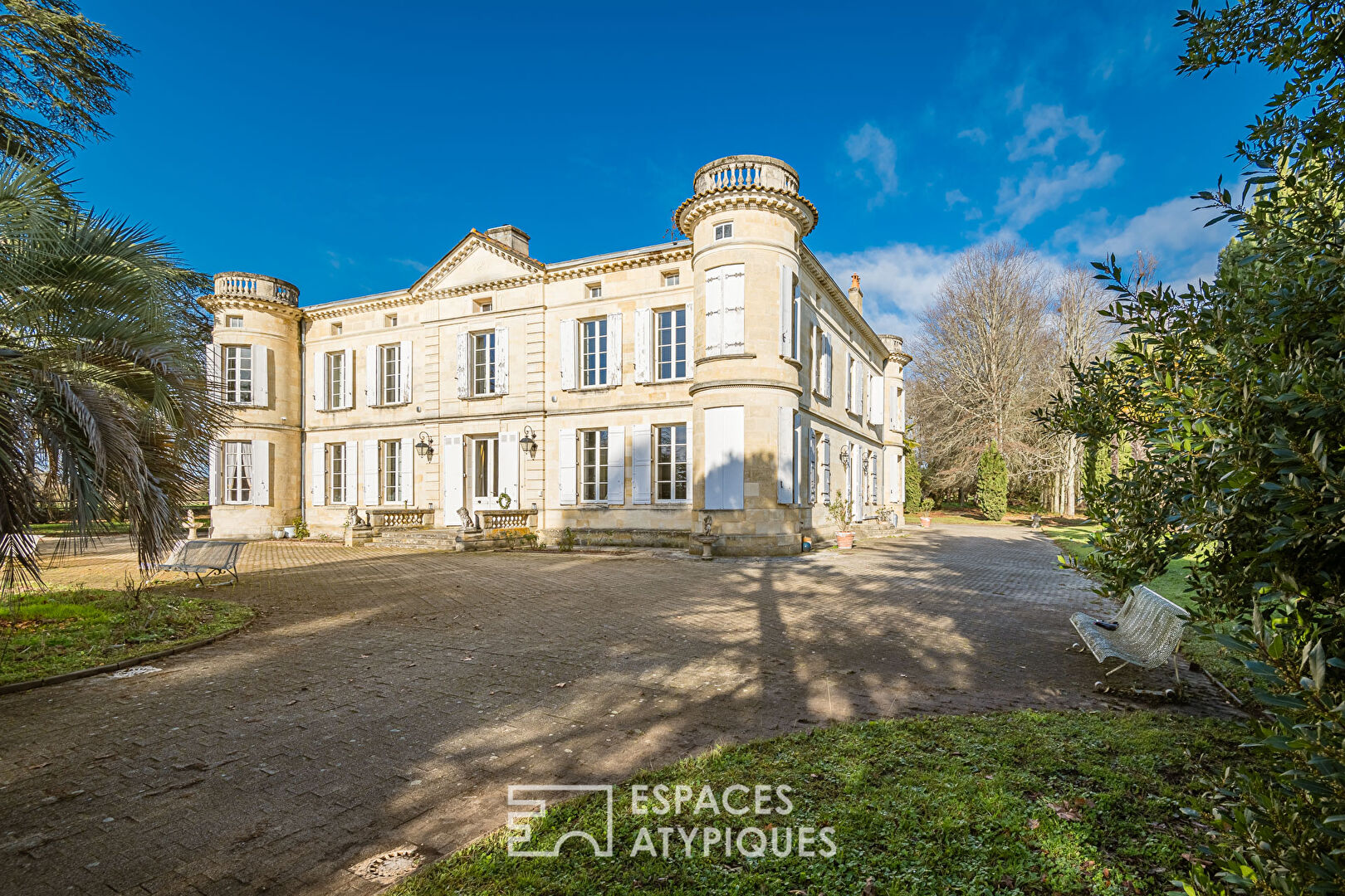 Château rénové dans son écrin de verdure