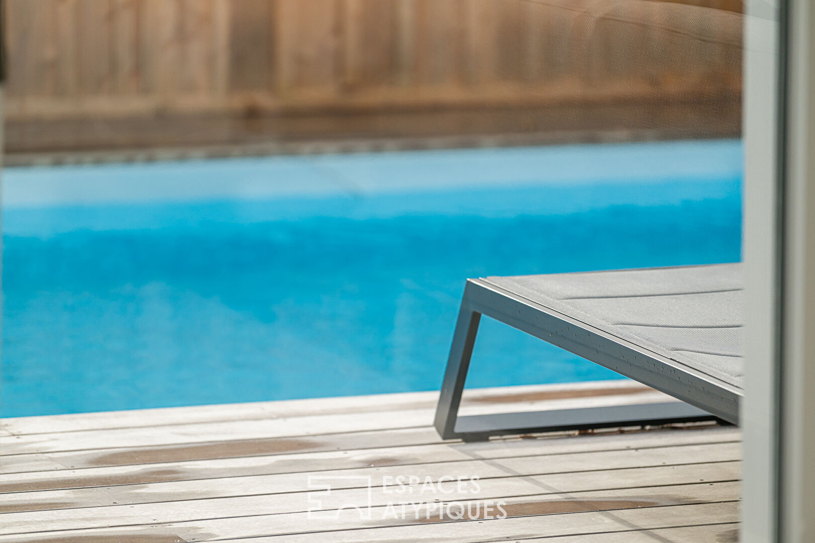 La contemporaine avec jardin et piscine