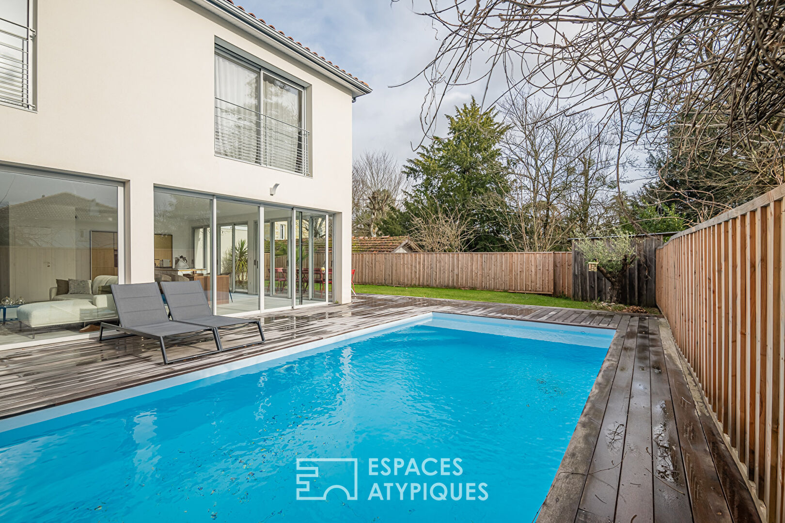 La contemporaine avec jardin et piscine