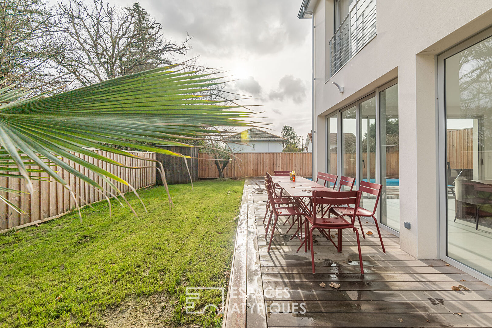 La contemporaine avec jardin et piscine