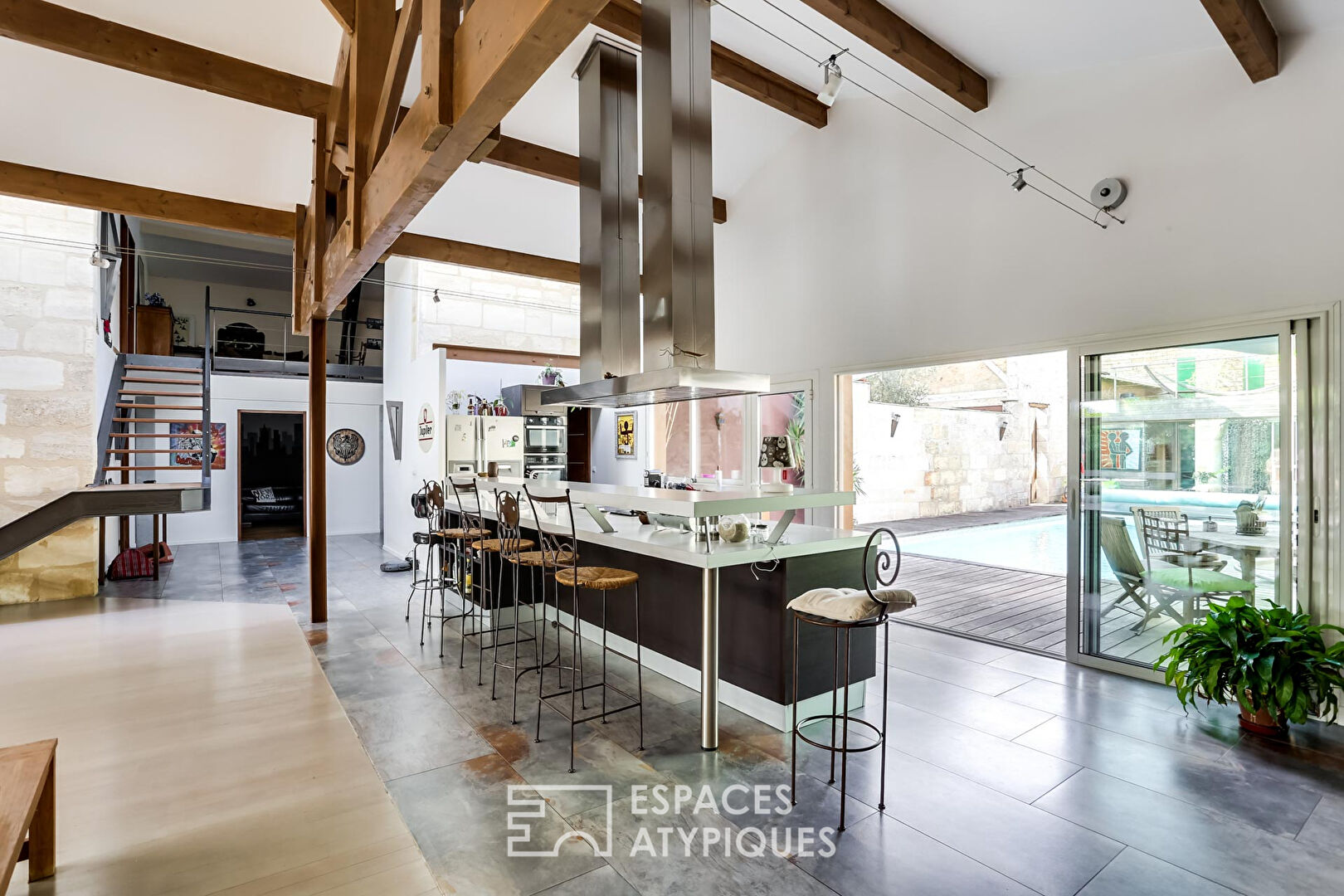 Maison loft avec garage, piscine et jardin