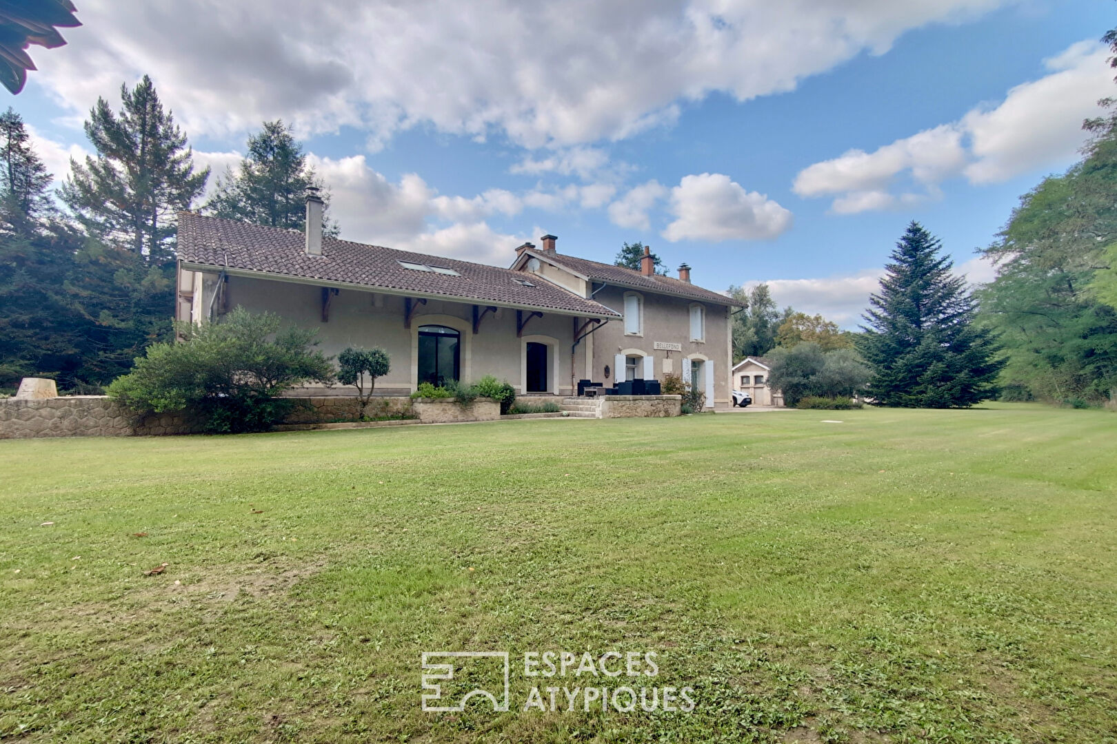 Unique building in a bucolic setting in Bellefond