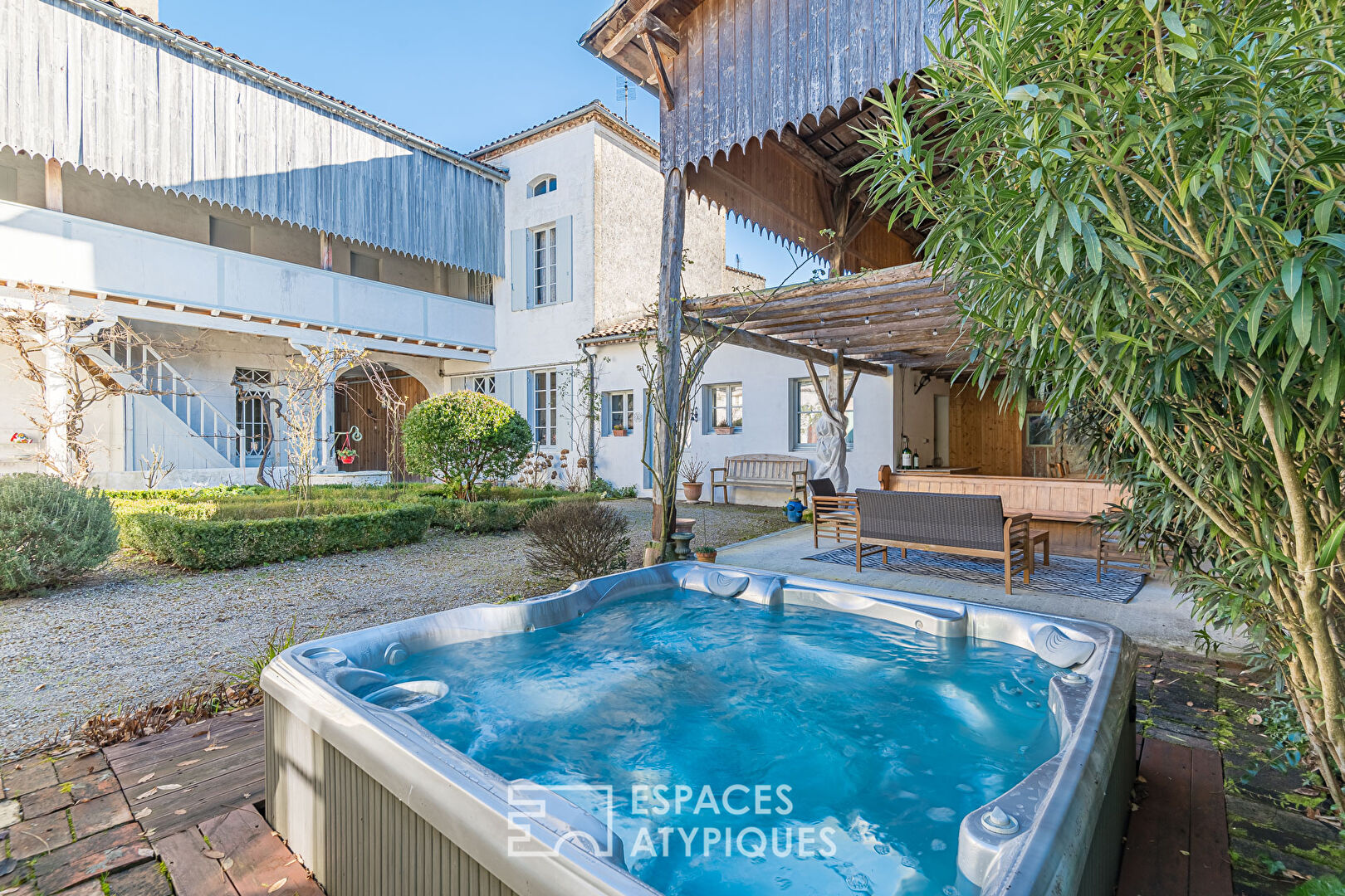 Maison historique du 19ème siècle avec patio et gîte