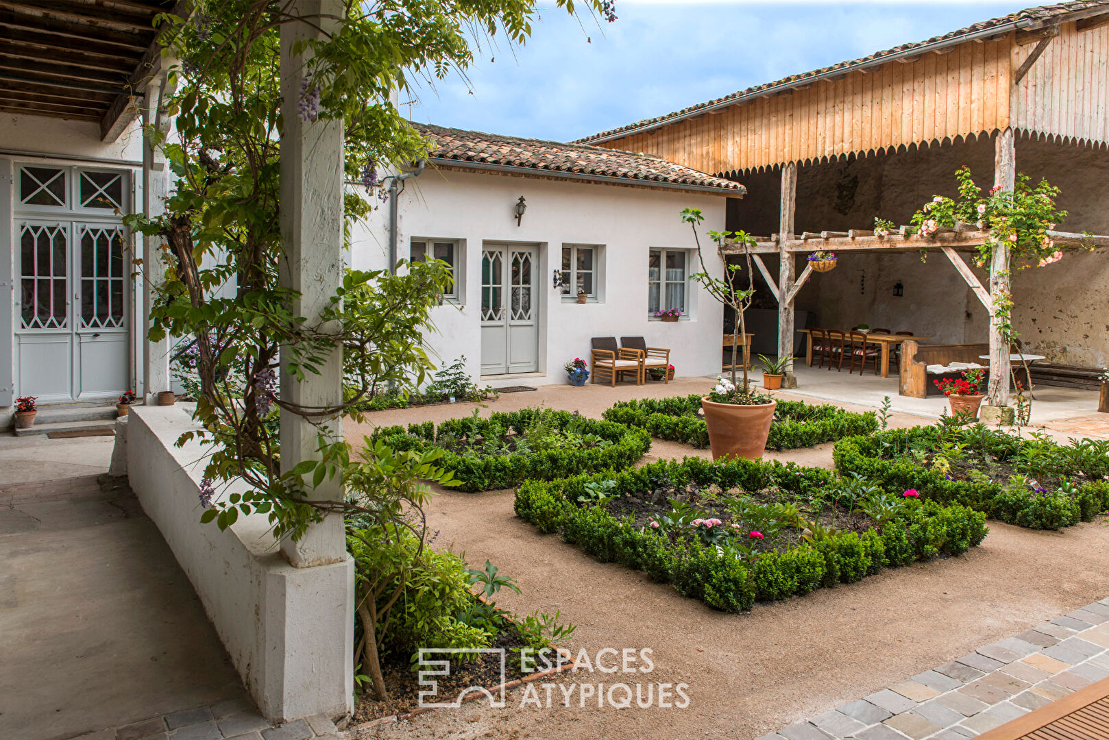 Maison historique du 19ème siècle avec patio et gîte