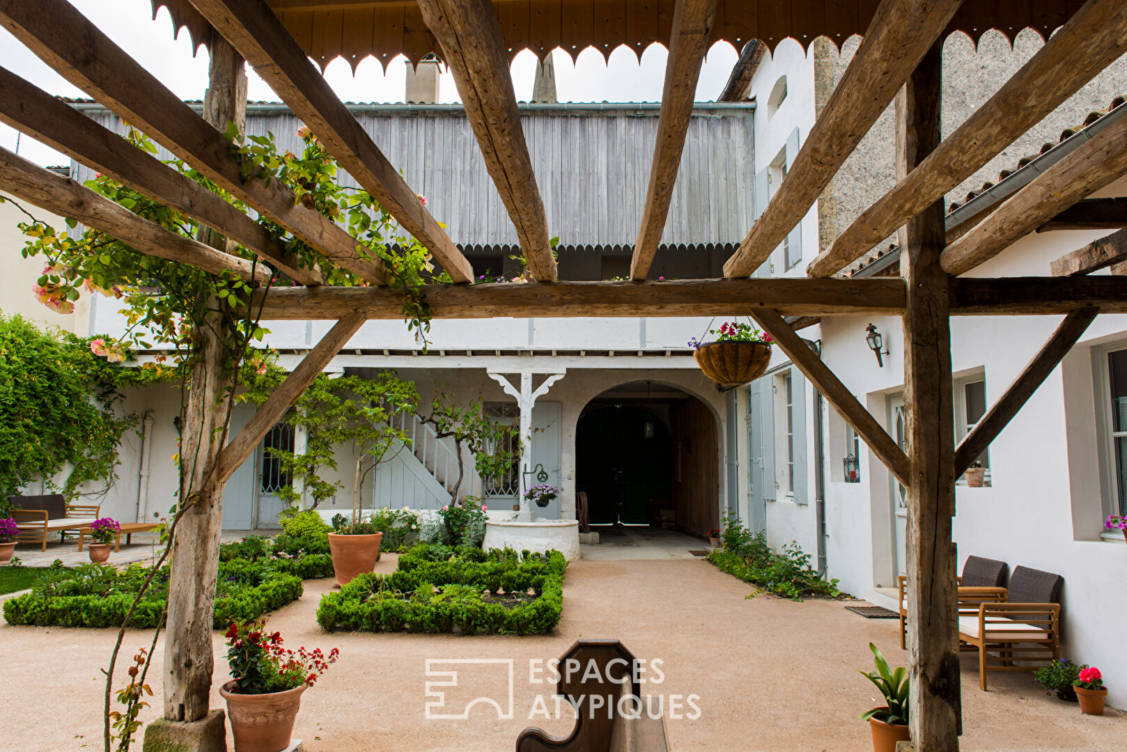 Maison historique du 19ème siècle avec patio et gîte