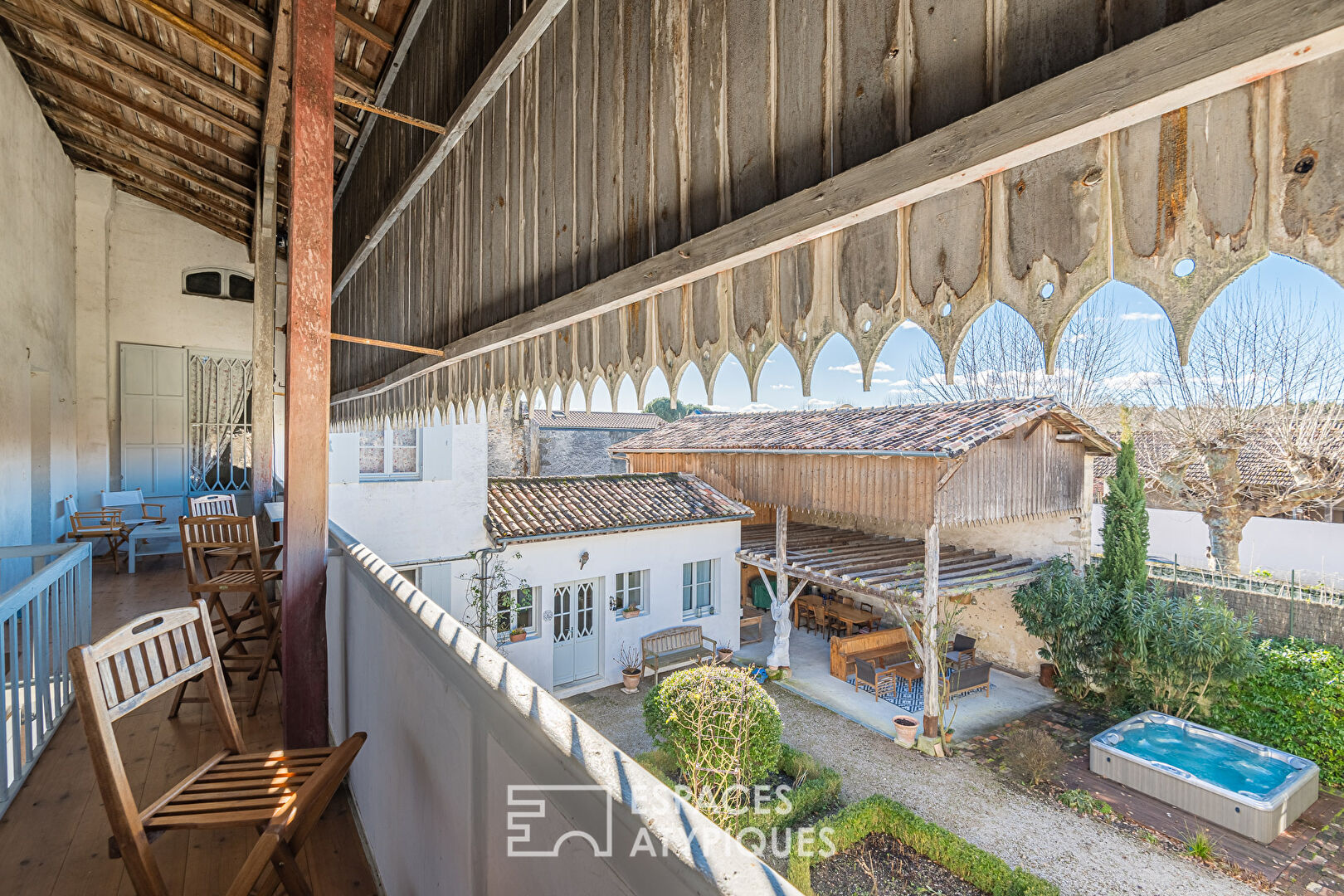 Maison historique du 19ème siècle avec patio et gîte