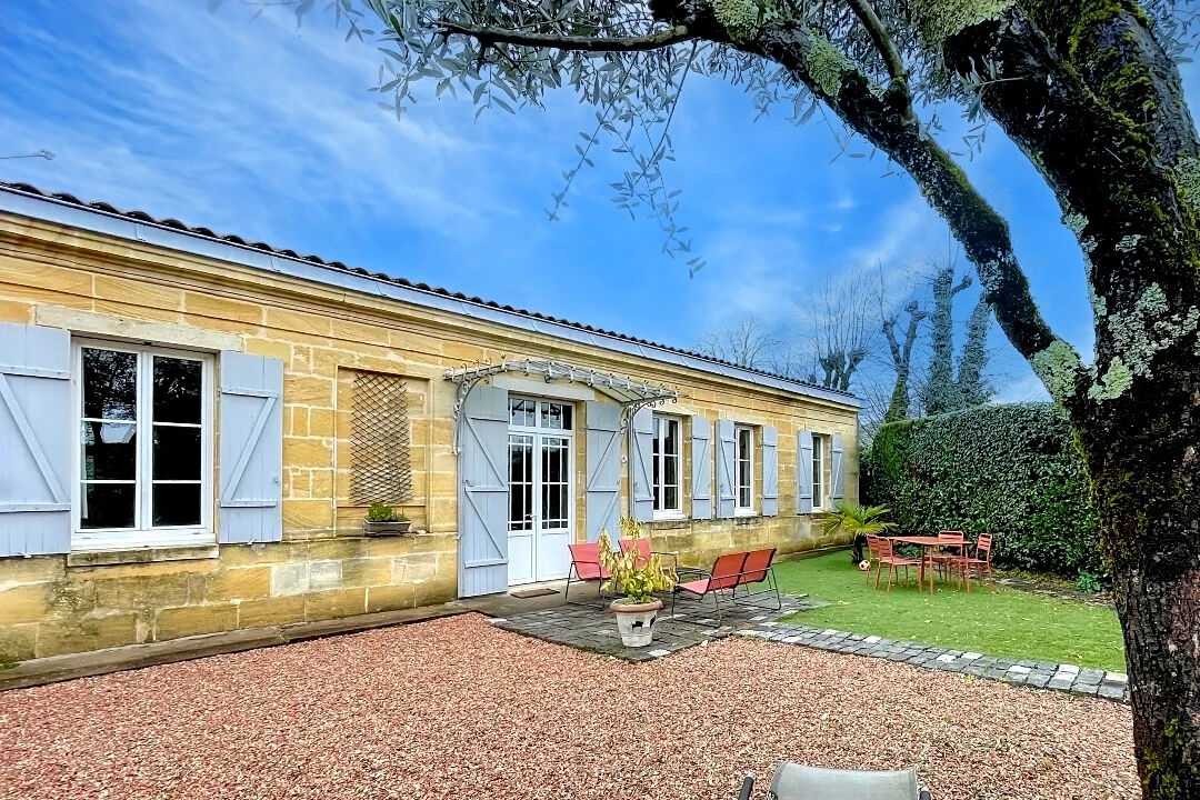 Maison en pierre pleine de charme avec jardin et véranda