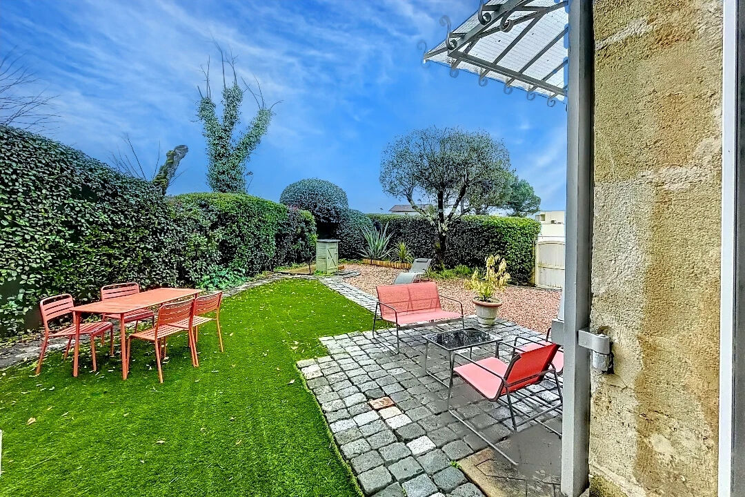 Maison en pierre pleine de charme avec jardin et véranda