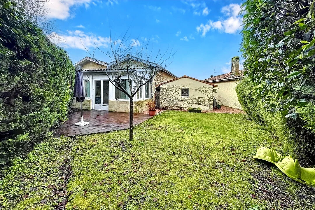 Maison en pierre pleine de charme avec jardin et véranda