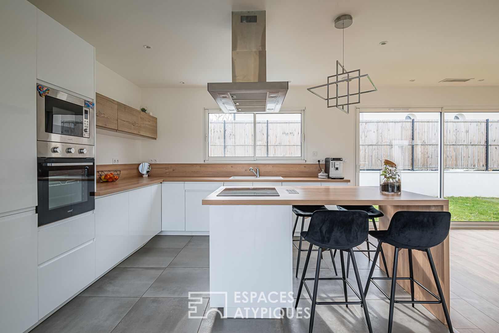 Maison contemporaine avec piscine et garage