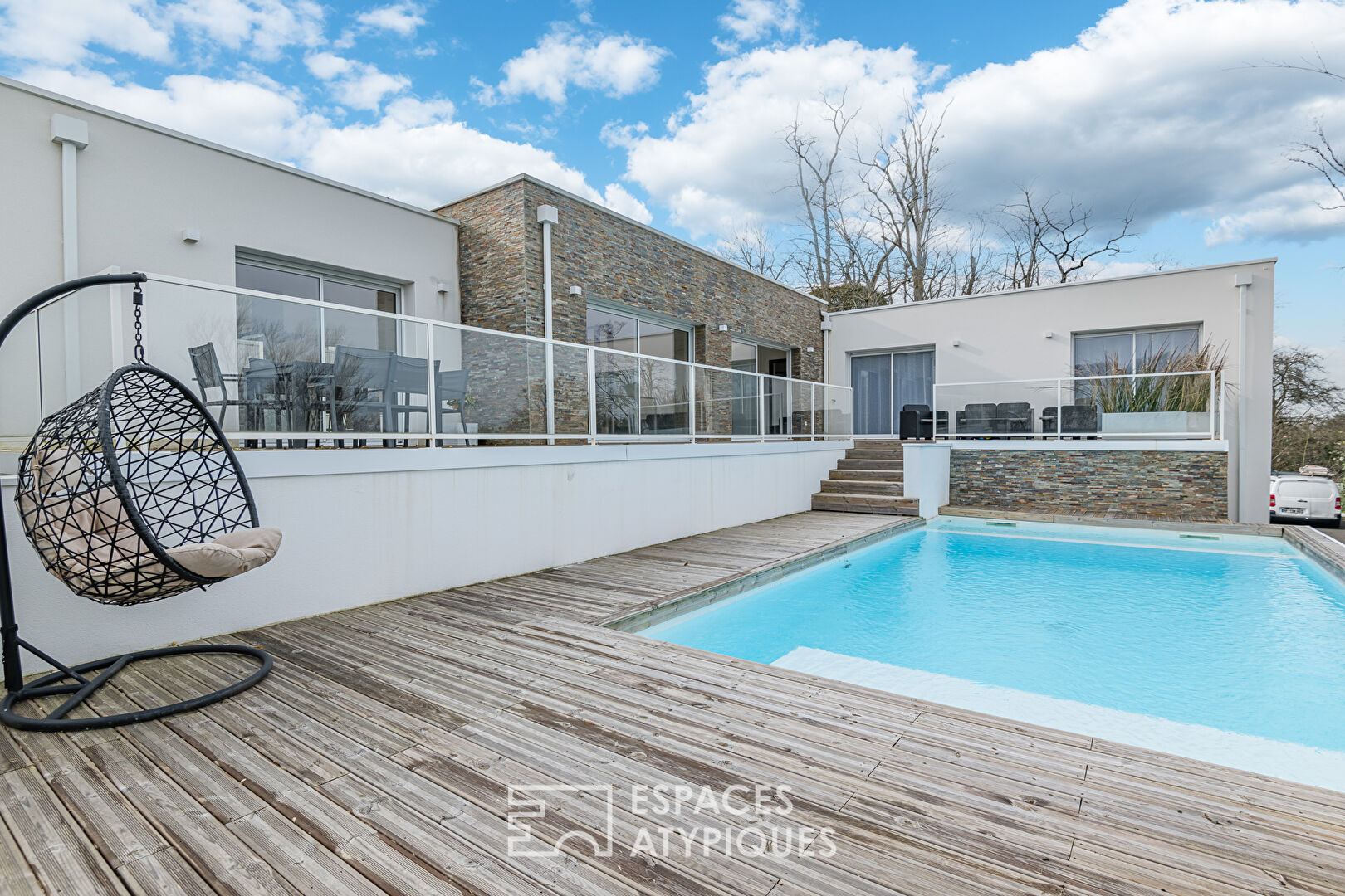 Maison contemporaine avec piscine et garage