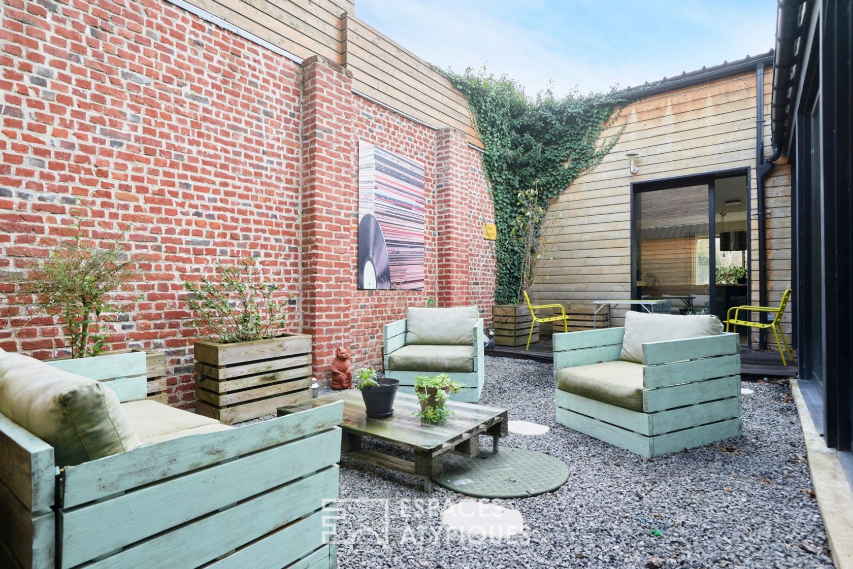 Ancien atelier avec jardin, patio et garage