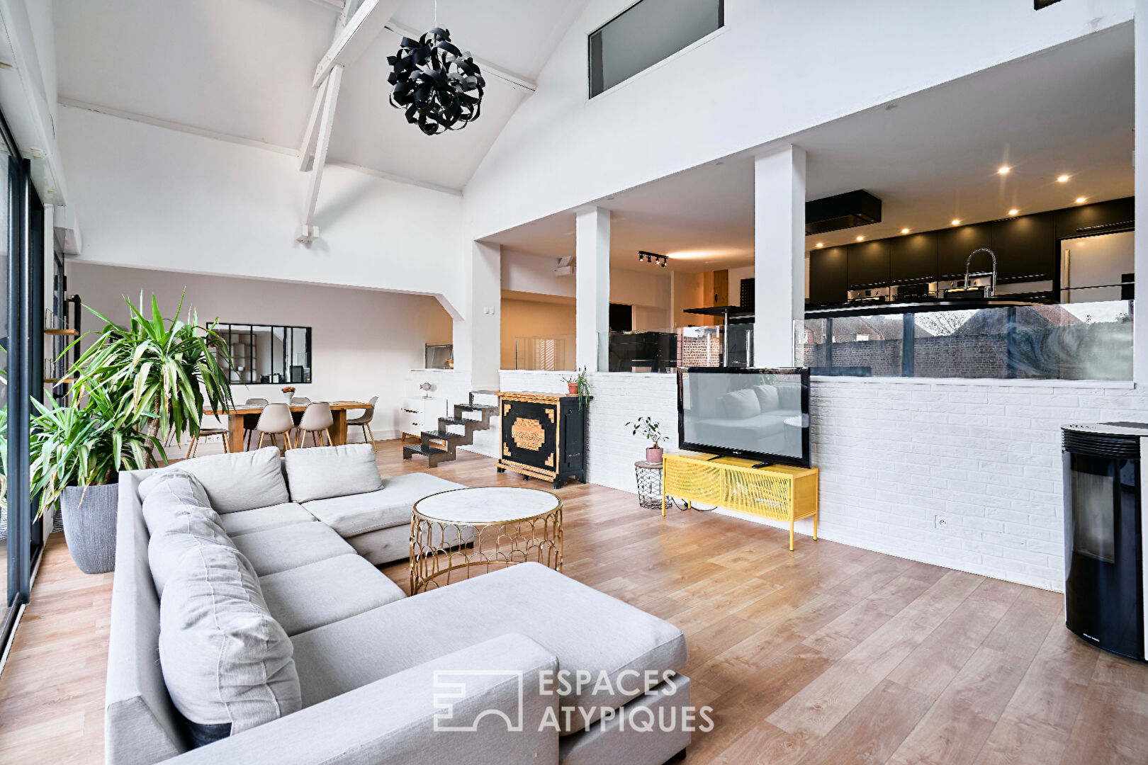 Loft in a former cinema with terrace in the center of Croix