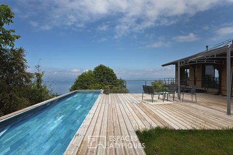 Chalet contemporain et sa piscine avec vue panoramique sur le lac