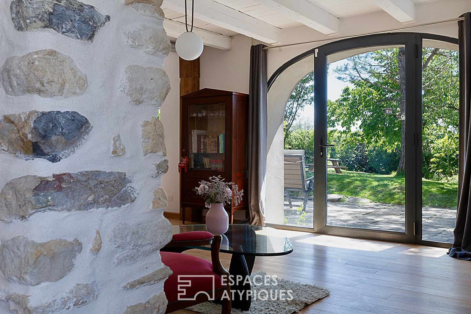 Beautiful stone house with heritage character close to the center