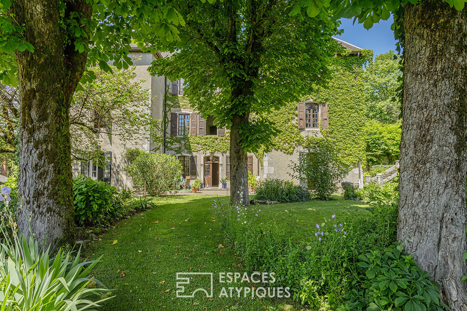 Château et dépendances dans un magnifique parc paysager