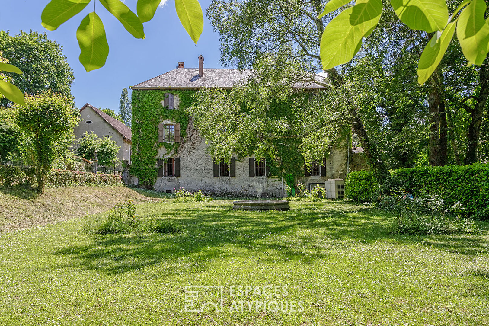 Château et dépendances dans un magnifique parc paysager