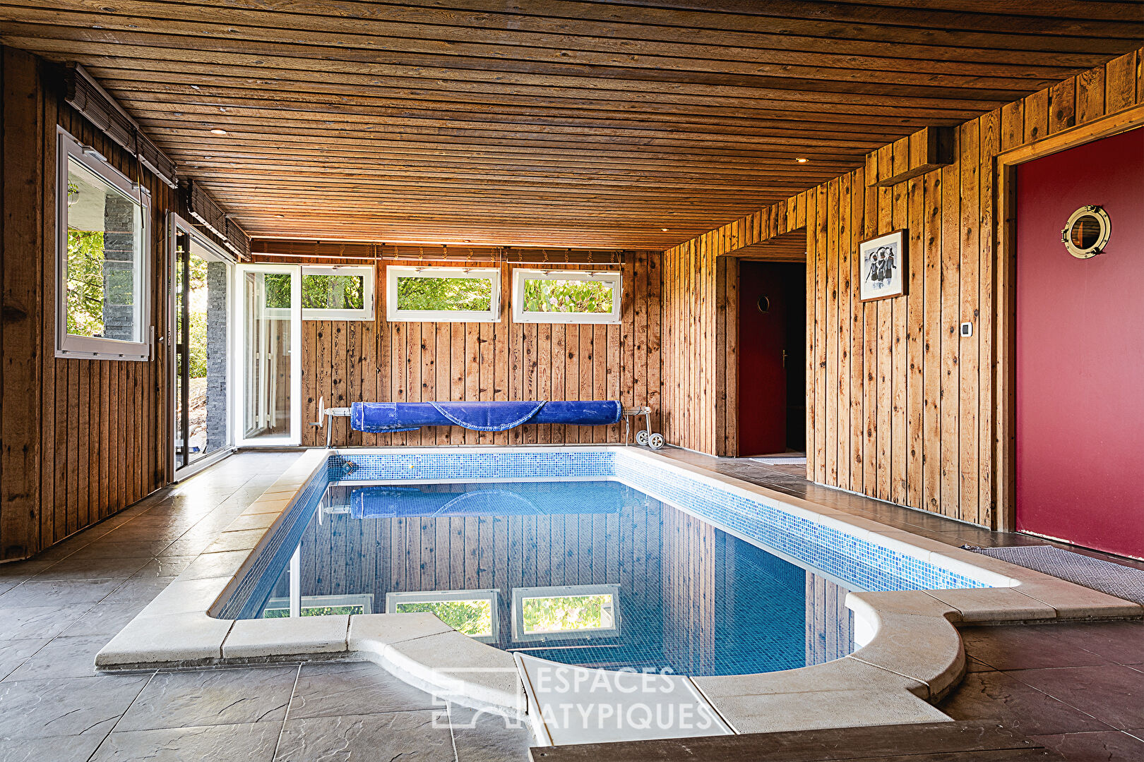 Villa d’architecte vue lac avec piscine intérieure