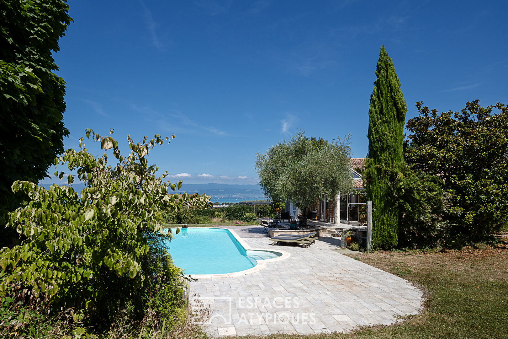 Villa d’architecte avec piscine et vue lac