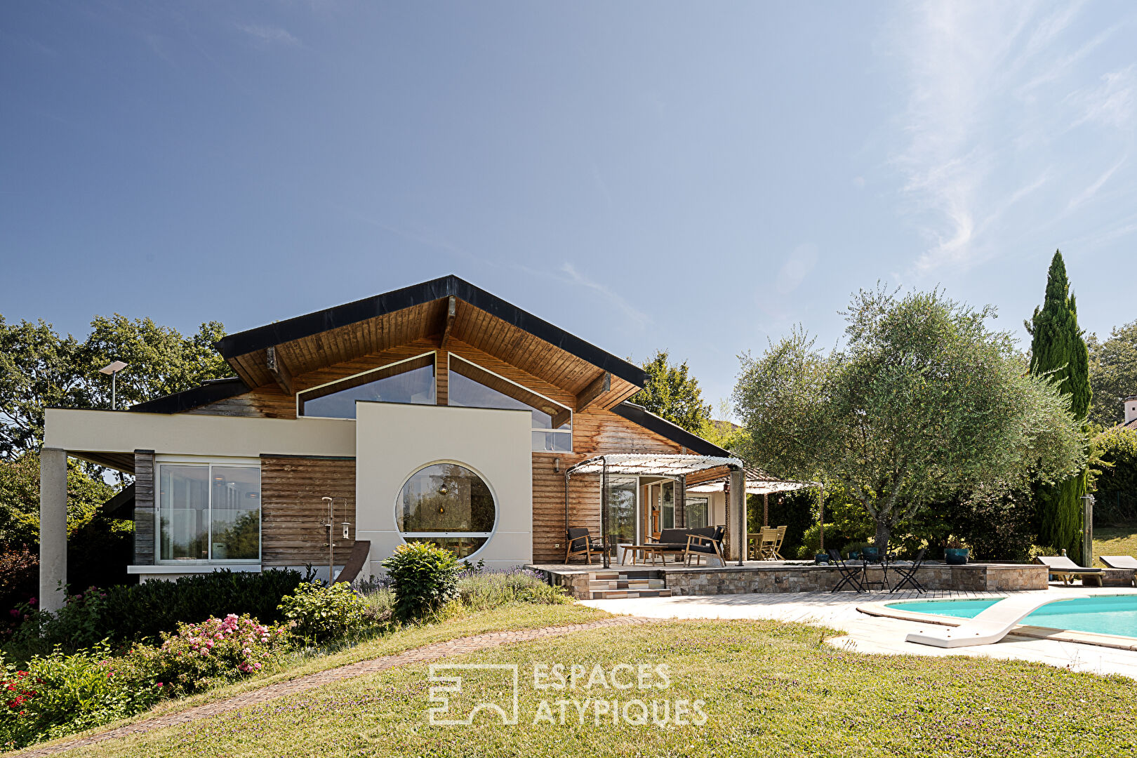 Villa d’architecte avec piscine et vue lac