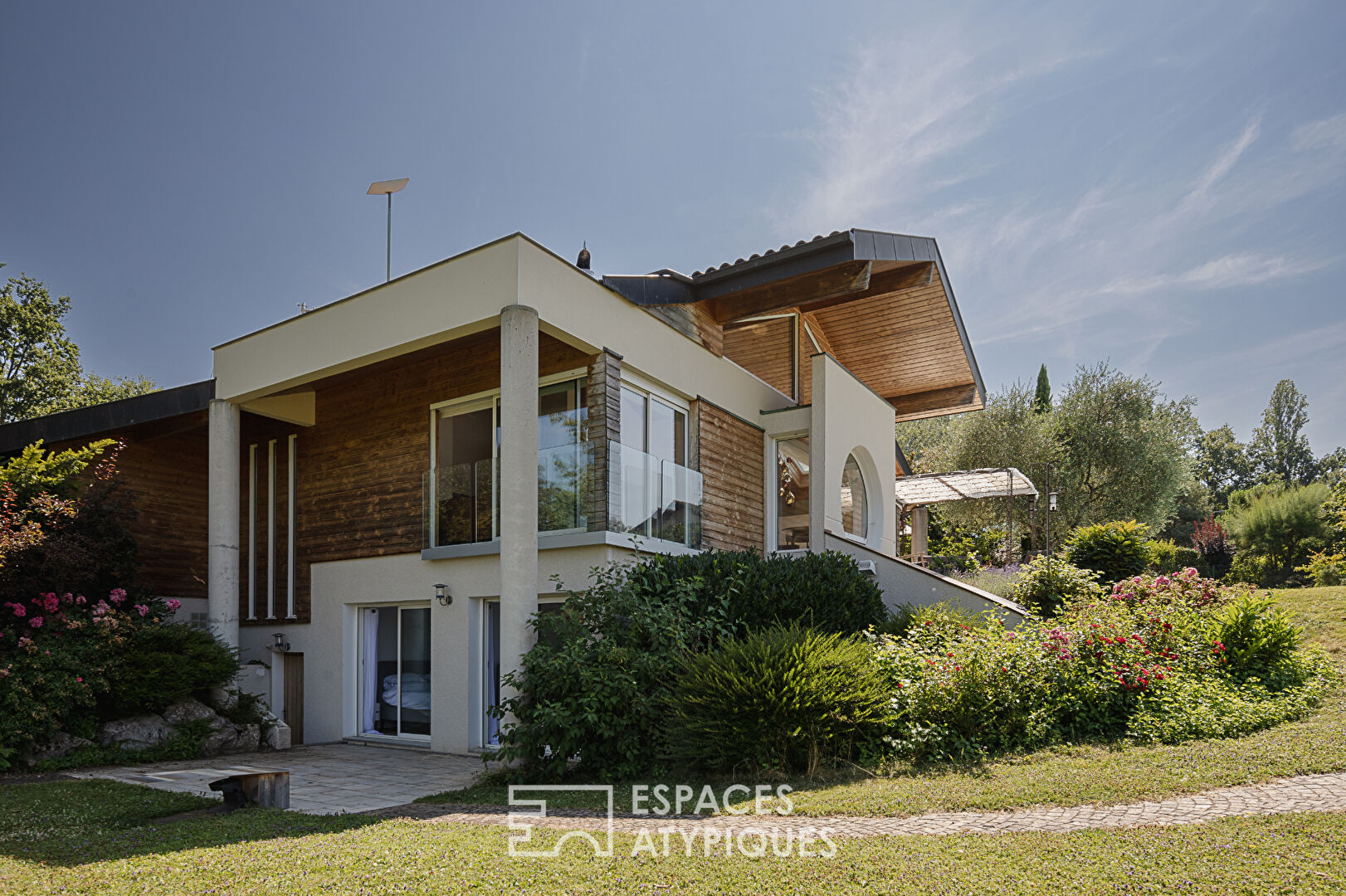 Villa d’architecte avec piscine et vue lac