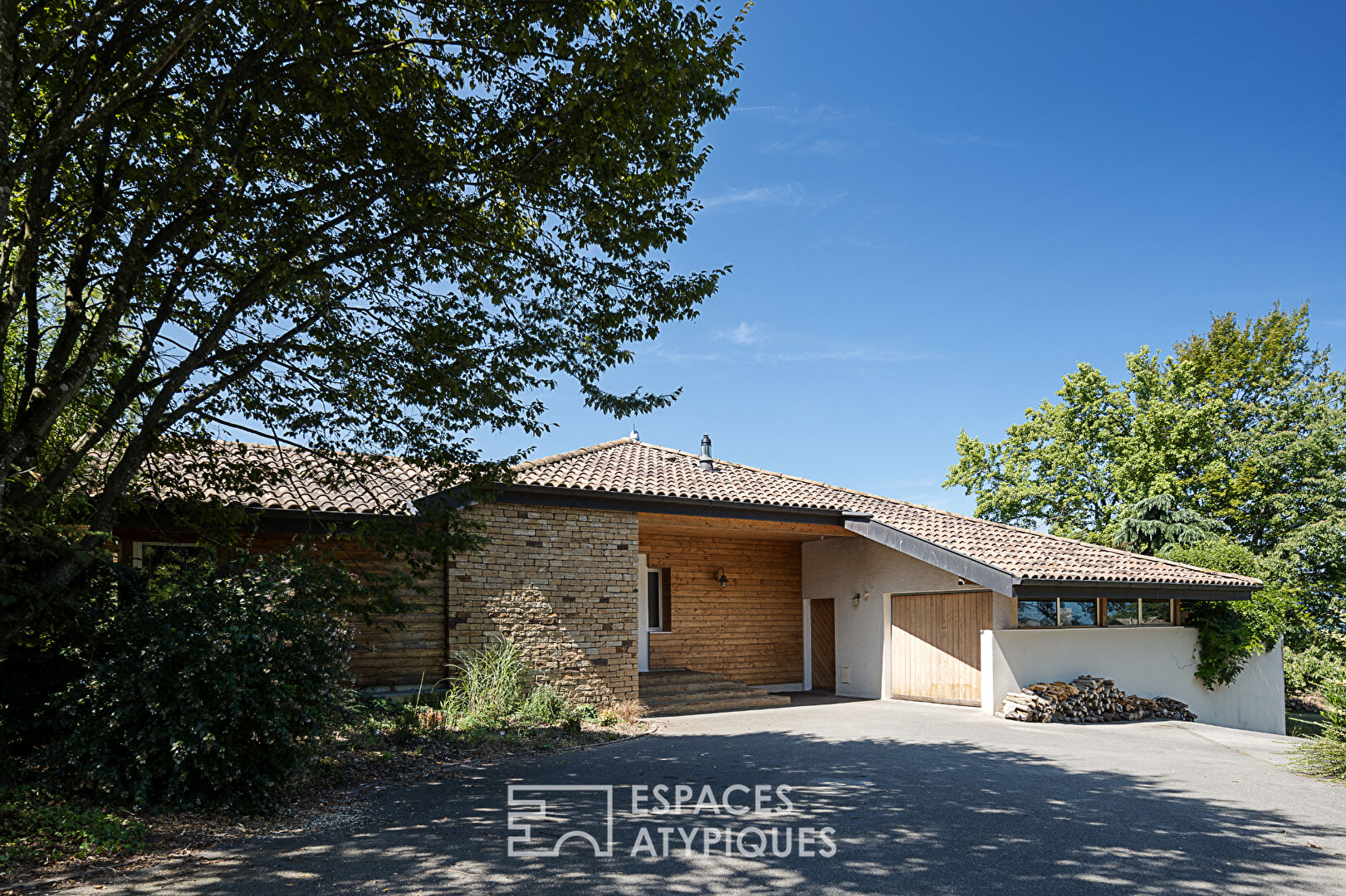 Villa d’architecte avec piscine et vue lac