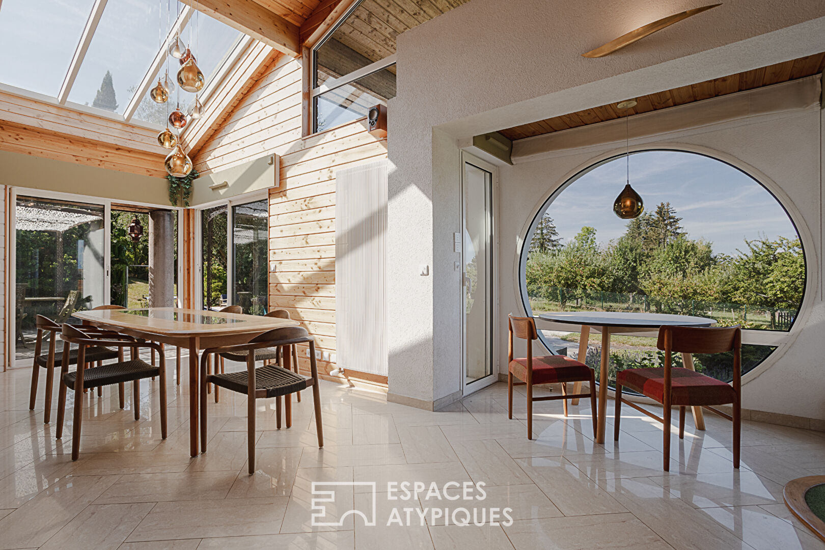 Villa de caractère avec piscine et vue lac