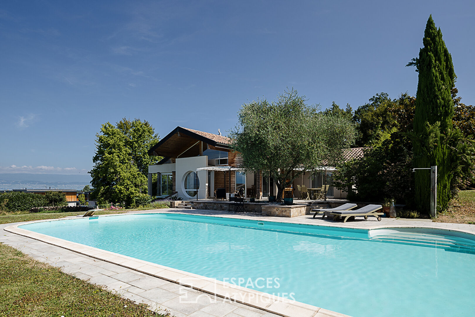 Villa de caractère avec piscine et vue lac