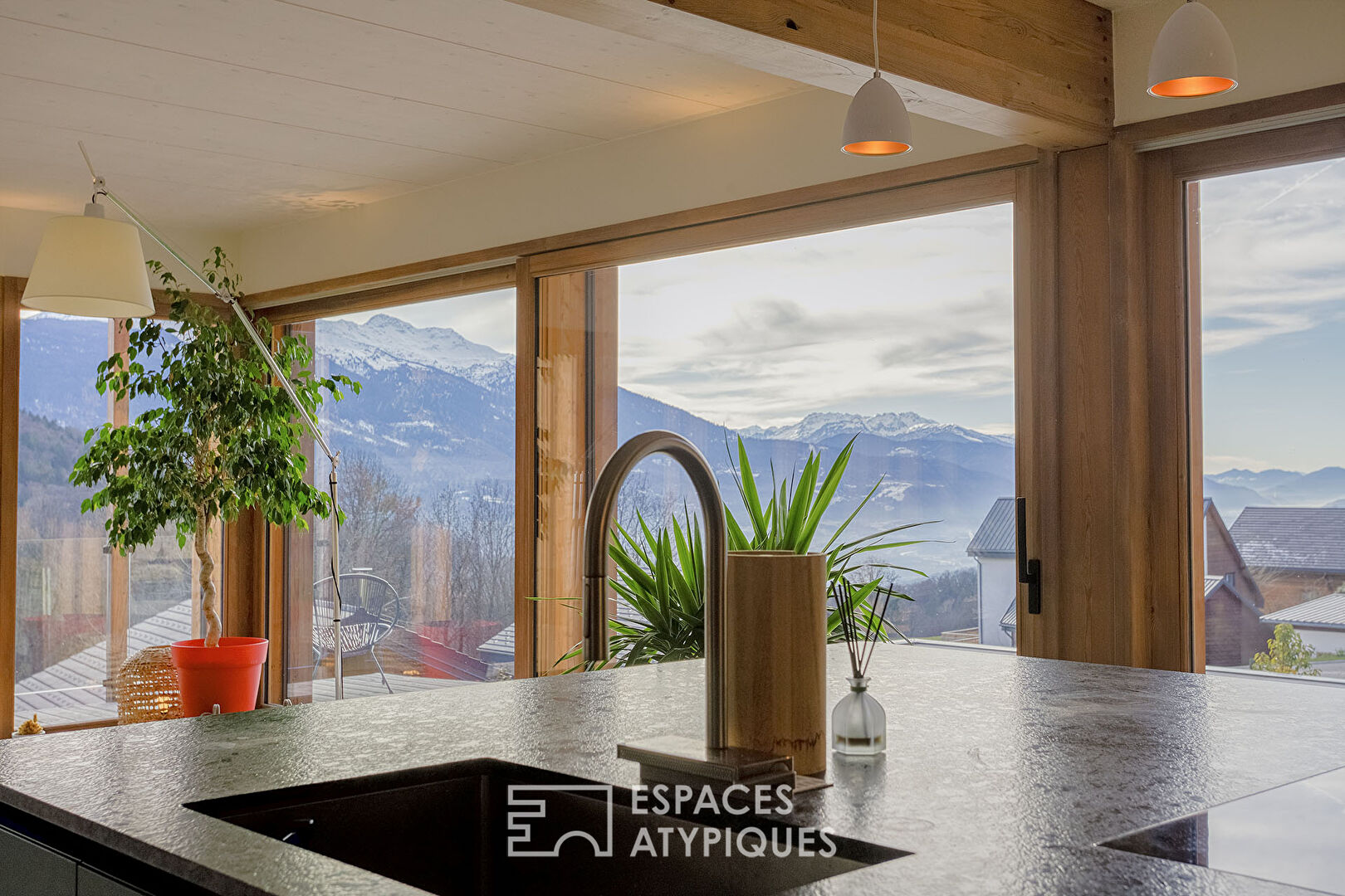 Maison d’architecte avec terrasse et vue