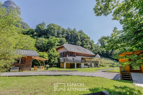 Belle bâtisse savoyarde avec piscine naturelle